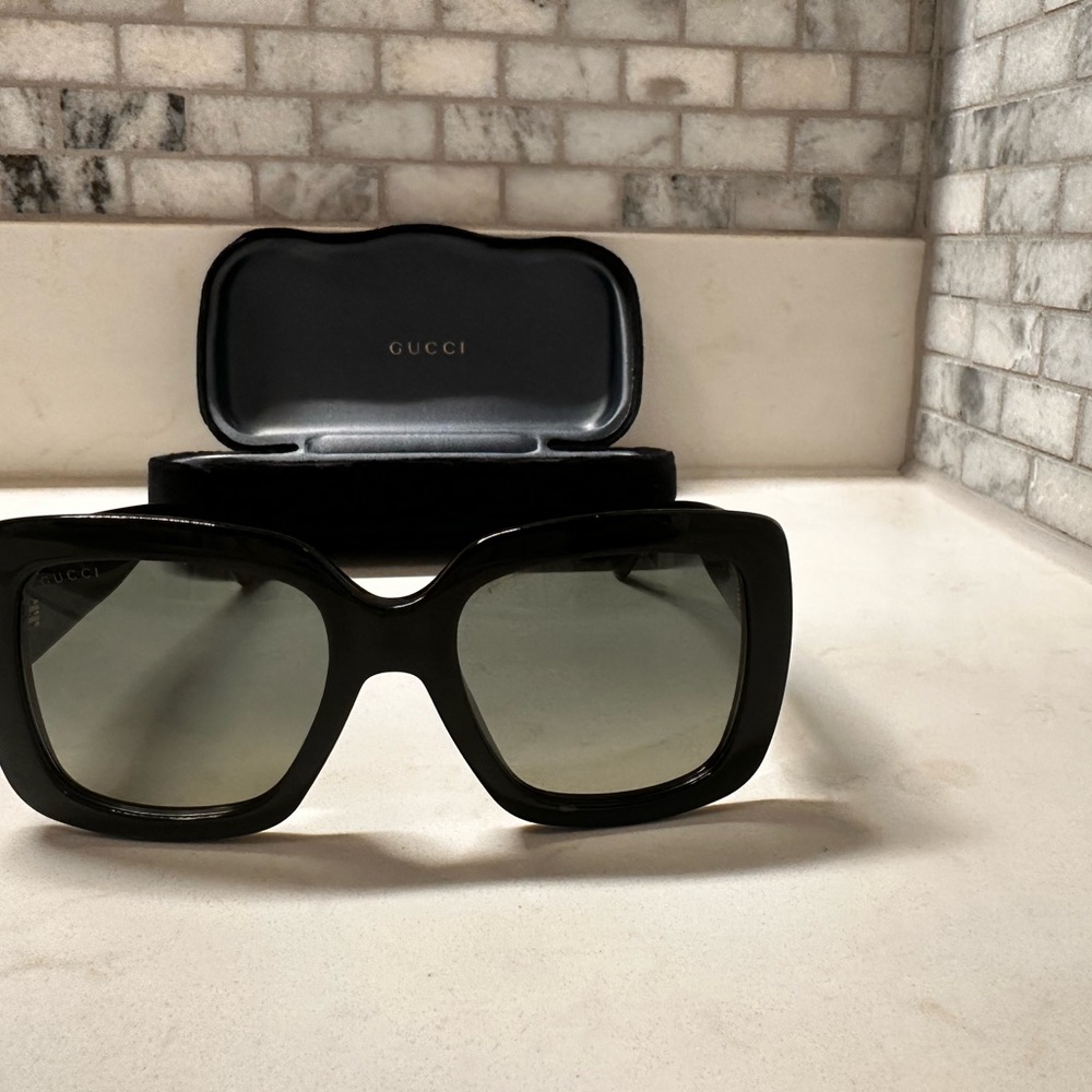 Gucci Women's Black Sunglasses - Picture 4 of 7